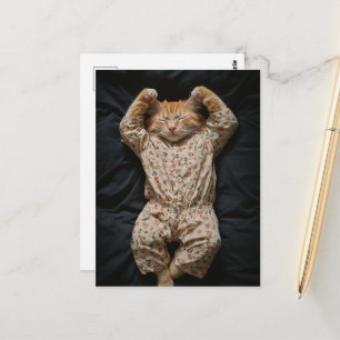 Slaperige gemberkat in pyjama briefkaart