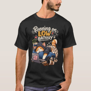 Slaperige Kat Loopt op Lage Batterij Gezellige Kat T-shirt