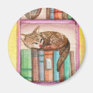 Slaperige kat op boekenplank magneet