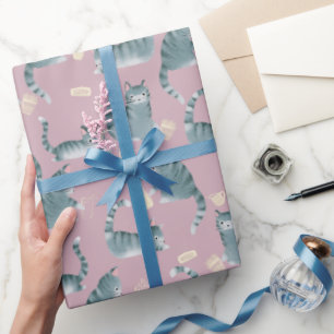 Slecht grijs tabby katten kloppen spullen over pat cadeaupapier