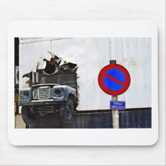 Slecht parkeren door de muur muismat