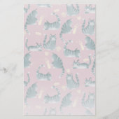 Slechte Grijze Tabby Katten Knocking Stuff Over Briefpapier (Voorkant)