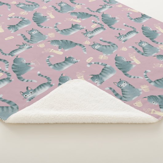 Slechte Grijze Tabby Katten Knocking Stuff Over Sherpa Deken (3/4)