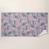 Slechte Grijze Tabby Katten Knocking Stuff Over Strandlaken (Voorkant)