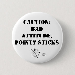 Slechte houding, puntige stokken ronde button 5,7 cm