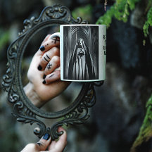 Slechte non in een donkere kathedraal