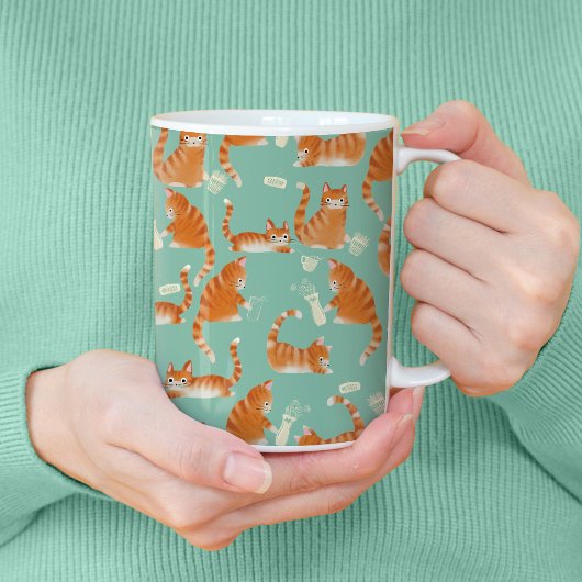 Slechte Oranje Tabby Cats die dingen omver gooien Koffiemok