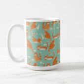 Slechte Oranje Tabby Cats die dingen omver gooien Koffiemok (Links)