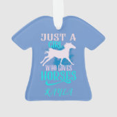 "SLECHTS EEN MEISJE DIE VAN HORSES HOUDT" SHIRT PE ORNAMENT (achterkant)