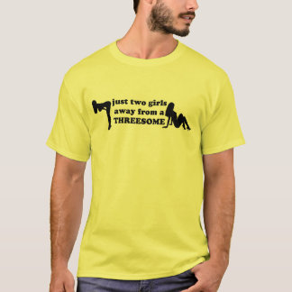 Slechts twee meisjes weg van een triootje. t-shirt