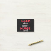 Sleep All Day Nurse All Night Post-it® Notes (Op bureau)