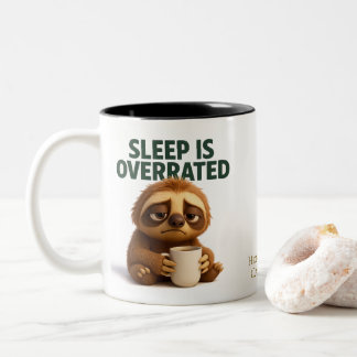 Sleep Is Overrated – Funny New Parent Mug Tweekleurige Koffiemok