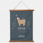 Sleepig Beer Hangend Wandkleed (Voorkant)