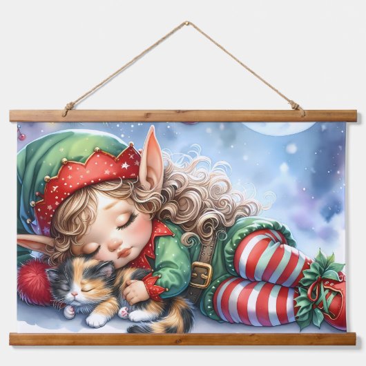 Sleeping Christmas Elf with Calico Kitten Hangend Wandkleed (Voorkant)
