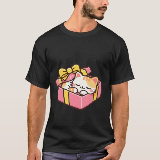 Sleeping Kawaii Ginger Cat in Pink Gift Box ✨🎁 T-shirt (Voorkant)