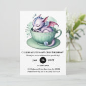 Sleepy Baby Dragon in Teacup Birthday Kaart (Staand voorkant)