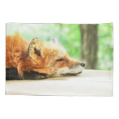 Sleepy Red Fox in het land in het wild Kussensloop (Achterkant)