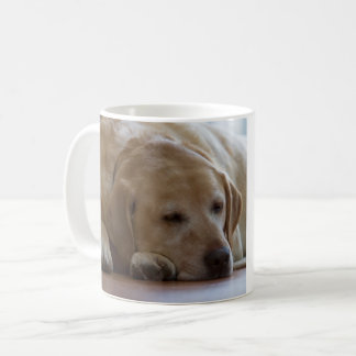 Sleepy yellow Labrador Retriever Koffiemok