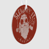 Sleighin It Grappige Santa Sleigh Kerstmis Ornament (voorkant)