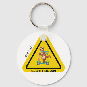 Sleuf omlaag Funny Sloth Riding Scooter Sjabloon Sleutelhanger