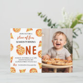 Slice Baby Pizza Birthday Photo Invitation (Debout devant)