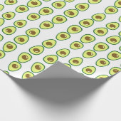 Slicte groene avocado op wit cadeaupapier (Hoek)