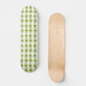 Slicte groene avocado op wit skateboard (Voorkant)