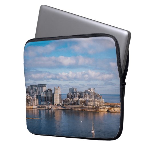 Slijmhaven en wolkenkrabbers op Malta Laptop Sleeve (Voorkant Links)