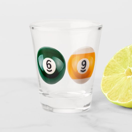 SlipperyJoe's 69 harde pooltafel twee biljartbal Shot Glas (Voorkant)