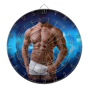 SlipperyJoe's gespierde baardman shirtloos sixpack Dartbord