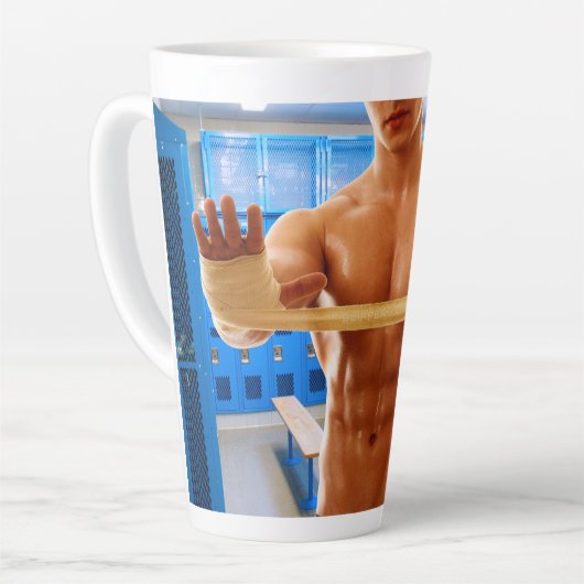 SlipperyJoe's gespierde man shirtloze borst 6-pack Latte Mok (Linkerhoek)