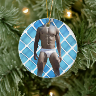 SlipperyJoe's gespierde man six-pack abs witte ond Keramisch Ornament