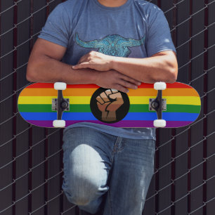 SlipperyJoe's regenboogkleuren vlag opgeheven vuis Skateboard