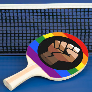 SlipperyJoe's regenboogkleuren vlag opgeheven vuis Tafeltennisbatje