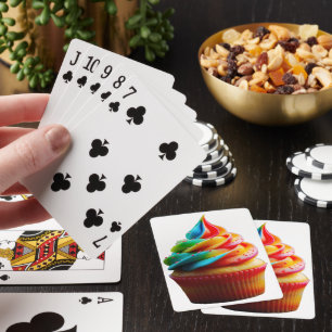 SlipperyJoe's schitterende regenboogcupcake met to Pokerkaarten