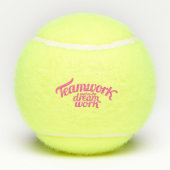 Slogan teamwork maakt de droom roze tennisballen (Achterkant)