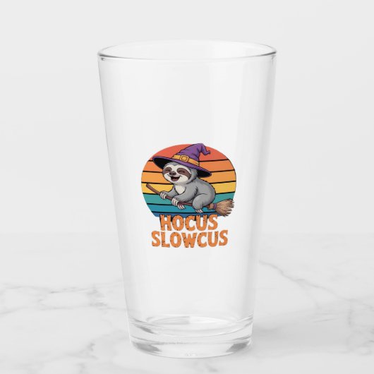 Sloth Cute Witch Funny Halloween Essential T-Shirt Glas (Voorkant)