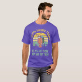 Sloth Hiker Camper Funny Retro T-shirt (Voorkant volledig)
