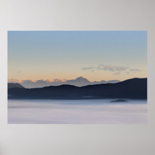 Sloveense bergen en moerasmat in valley poster