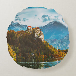 Sloveense klif kijkt uit op Bled Castle. Rond Kussen