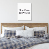 Slow Down, Be Present" Minimalist Canvas Art Afdruk (Insitu (Slaapkamer))