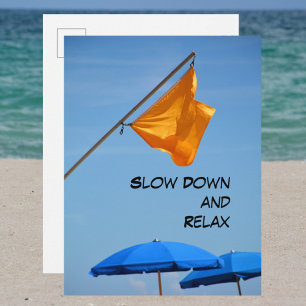 Slow Down en Relax Paraplu & Vlag aan het strand Briefkaart