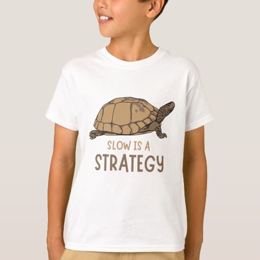 Slow Is a Strategy – Minimal Turtle Quote Design T-shirt (Voorkant)