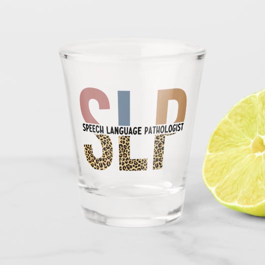 SLP Speech Patholoog Leopard Print Typografie Shot Glas (Voorkant)