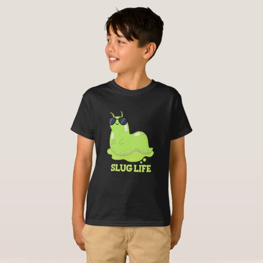 Slug Life Funny Green Slug Pun Dark BG T-shirt (Voorkant volledig)