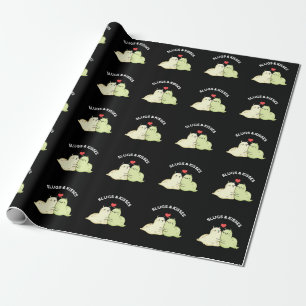 Slugs en Kisses Funny Slug Pun Dark BG Cadeaupapier