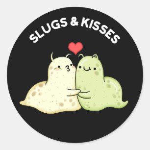 Slugs en Kisses Funny Slug Pun Dark BG Ronde Sticker