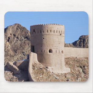 Sluit een horlogetoren in het oude Muscat-Muscat. Muismat