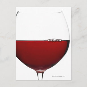 Sluit glas rode wijn op wit briefkaart