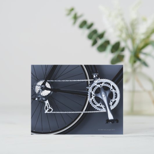 Sluit omhoog van fietsketting, pedaal en briefkaart (Staand voorkant)